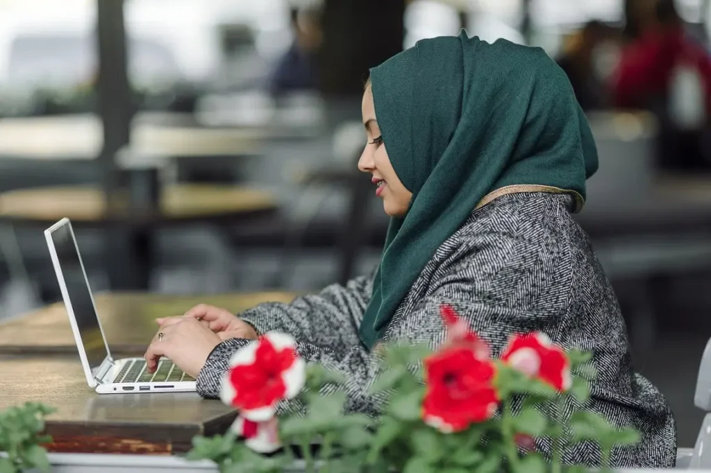 model baju batik kerja wanita berhijab